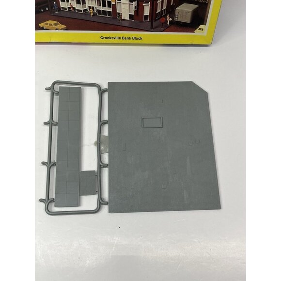 Heljan Con-Cor HO 903 Court House Square series “Crookville Bank Block” - Picture 9 of 15